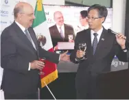  ??  ?? El subsecreta­rio de Relaciones Exteriores, Carlos de Icaza, y el embajador de Corea en México, Sang-il Kim.