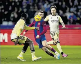  ?? EFE / ANDREU DALMAU ?? Fermín controla el balón entre dos rivales, ayer.