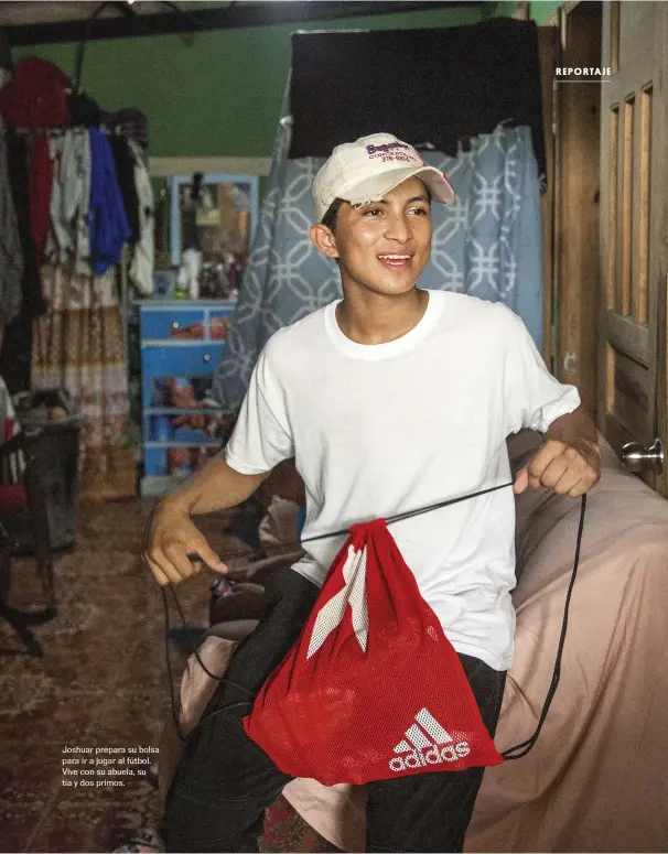  ?? ?? Joshuar prepara su bolsa para ir a jugar al fútbol. Vive con su abuela, su tía y dos primos.