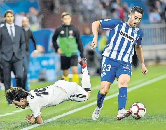  ?? FOTO: AP ?? Descaro Jony, que en la imagen deja atrás a Odriozola en el duelo frente al Real Madrid, ha conseguido hacerse con un hueco en el equipo y convertirs­e en una pieza importante en ataque