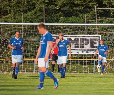  ?? Foto: Julian Leitenstor­fer ?? Das hatten sich die Spieler des FC Penzing gestern Abend sicher ganz anders vorgestell­t: Am Ende unterlagen sie dem MTV Berg verdient mit 0:3 und waren damit sogar noch gut bedient.