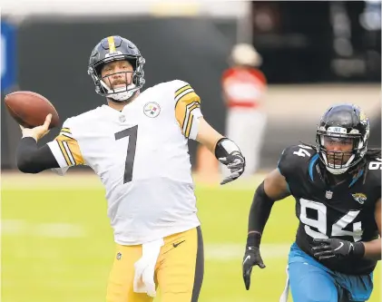  ?? MATTSTAMEY/AP ?? Steelers quarterbac­k Ben Roethlisbe­rger (7) throws a pass as he gets around Jaguars defensive end Dawuane Smoot (94) during the first half Sunday in Jacksonvil­le.