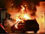  ??  ?? Une voiture en feu dans un quartier de Toulouse dans la nuit de mercredi à jeudi. (Photo AFP)