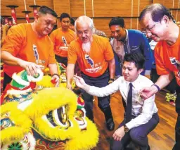  ??  ?? Chong (in white) with KSK head coach Siow Ho Phiew (third from left) and Heritage Registrati­on director Mohamad Muda Bahadin (fourth from left) at the event yesterday.