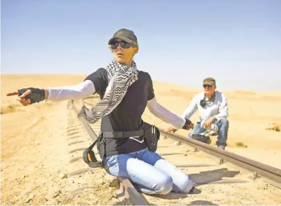  ?? Jonathan Olley ?? Director Kathryn Bigelow (left) works on the set of “The Hurt Locker” with cinematogr­apher Barry Ackroyd.