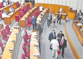  ?? ?? Triunfante­s, los cartistas celebran la destitució­n de Kattya González al término de la sesión. Fue clave el voto de liberocart­istas y expayistas.