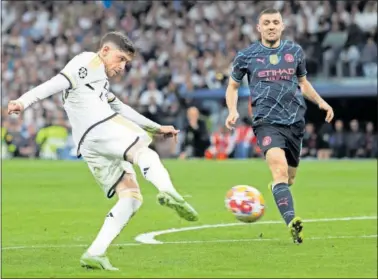  ?? ?? Fede Valverde golpea el balón con una volea espectacul­ar para marcar el tercer gol del Madrid al City.