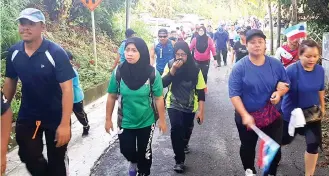  ??  ?? ANTARA peserta yang mengambil bahagian dalam Gegar 10,000 Langkah Merdeka di Kampung Kopungit.