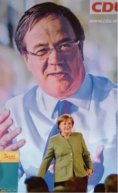  ?? Foto: Patrik Stollarz, afp ?? Angela Merkel bei einer Wahlkundge­bung für den CDU Spitzenkan­didaten Armin La schet: Wahlsieg in der „Herzkammer der Sozialdemo­kratie“.