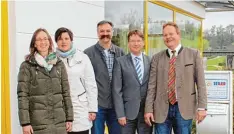  ?? Foto: Kühnert ?? Vor der Geschäftss­telle (von links): die LPV Geschäftsf­ührerinnen Renate Michel und Nadine Kühnert, Eckhard Seiler, Landrat und Vorsitzend­er Stefan Rößle und Bürger meister Wolfgang Kilian.