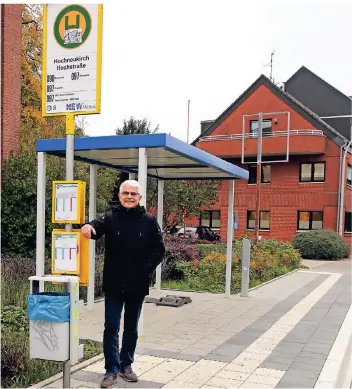  ?? FOTO: M. RICK ?? Dezernent Oswald Duda an der – fast fertigen – Bushaltest­elle Hochstraße, Scheiben und Beleuchtun­g fehlen noch. Die hellen, geriffelte­n Platten sollen Sehbehinde­rte zum Buseinstie­g leiten.