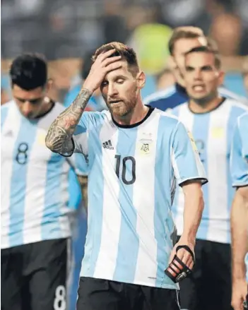  ??  ?? ► El lamento de Messi, quien se retira de la cancha tras la igualdad.
