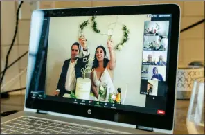  ?? (The New York Times/Maridelis Morales Rosado) ?? Victor Gabriel Santiago Hernandez and Erika Alejandro Crespo Martínez toast their wedding with family and friends via the Zoom video meeting app.