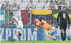  ??  ?? EFECTIVO. El argentino de la Juventus Paulo Dybala supera al portero Iker Casillas, del Porto, en lanzamient­o de penal.