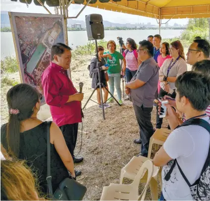  ?? SUNSTAR FOTO / ARNI ACLAO ?? SITE VISIT. Mayor Tomas Osmeña (left) and executives, managers and representa­tives of 20 BPO companies visit the future site of the Call Center City at Pond A in the SRP.