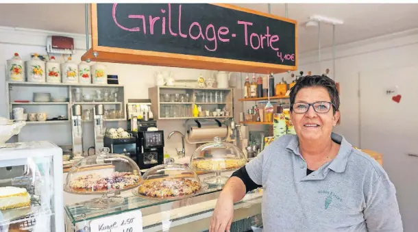  ?? FOTOS: SAMLA ?? Anette Jegßenties in ihrem Café „Nettes Eiscafé“: Sie wäre bereit, das Museumscaf­é als Pächterin zu betreiben, und weiß von der Verärgerun­g von Touristen zu berichten, die nicht wissen, wohin in Linn.