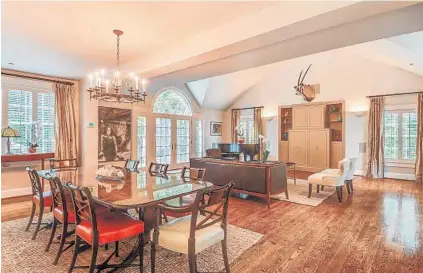  ?? LISA MCLEAN PHOTOS ?? The great room features vaulted cathedral ceilings, skylights, arched windows and French doors leading to a back deck. The house, listed for $649,000, was built in 1929.