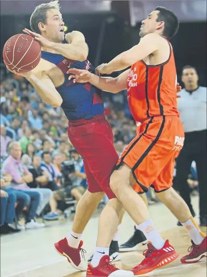  ?? FOTO: PEP MORATA ?? Petteri Koponen, escolta del Barça Lassa, controla un balón ante la defensa de Rafa Martínez, del Valencia Basket