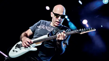  ??  ?? Guitar hero Joe Satriani, atteso il 22 luglio in concerto a Padova