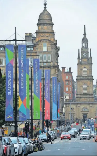  ??  ?? ENGALANADA. Glasgow ya luce para unos Campeonato­s Europeos que inundarán la ciudad.