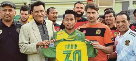  ?? [ FOTO BERNAMA ] ?? Andik bersama skuad Hijau Kuning di Stadium Sultan Abdul Halim, Alor Setar selepas menandatan­gani kontrak selama setahun bersama Kedah, kelmarin.