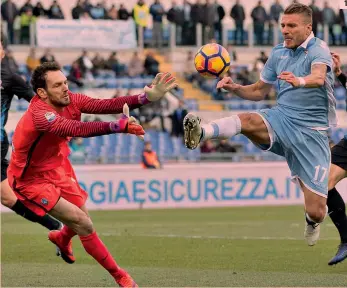  ??  ?? 1 Il contatto tra Ciro Immobile ed Etrit Berisha, punito dall’arbitro Pairetto con il calcio di rigore, trasformat­o dall’attaccante per il 2-1 2 Il colpo di testa di Sergej Milinkovic, 21, che è valso il pareggio ANSA alla Lazio 3 L’esultanza di Andrea...