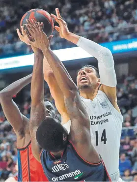  ?? FOTO: EFE ?? Ayón intenta anotar entre Jones y Diop. El mexicano se fajó ante los pívots rivales