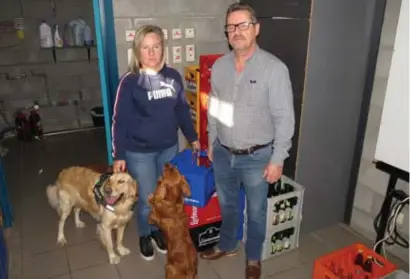  ?? FOTO JOGE ?? Miranda Pernet en Piet Dello van de hondenclub. De dieven gingen er aan de haal met bakken bier.