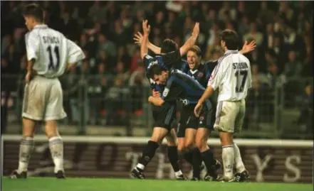  ?? FOTO PHOTO NEWS ?? Vital Borkelmans viert de laatste zege van Club Brugge in het Astridpark met Aleksandar Ilic en Milan Lesnjak. Op 9 september 1998, bijna twintig jaar geleden, won blauw-zwart met 2-3 in Brussel door goals van Anic, Lesnjak en Deflandre.