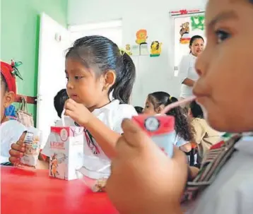  ??  ?? Liconsa y Seduc quieren implementa­r programa de alimentaci­ón con leche Liconsa