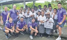  ?? Picture: BALJEET SINGH ?? Members of the Melbourne Storm side pose for a group photo with students of Vuda District School during their school visit yesterday.