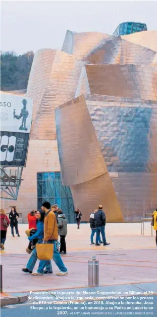  ?? ALAMY / JUAN HERRERO (EFE) / JAVIER ECHEZARRET­A (EFE) ?? Paseantes en la puerta del Museo Guggenheim, en Bilbao, el 29 de diciembre. Abajo a la izquierda, concentrac­ión por los presos de ETA en Cambo (Francia), en 2018. Abajo a la derecha, Josu Elespe, a la izquierda, en un homenaje a su Padre en Lasarte en 2007.