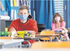  ?? FOTO: SVEN HOPPE/DPA ?? Auch nach den Sommerferi­en sollen in Bayerns Schulen besondere Hygienebed­ingungen gelten. Die Maske wird weiterhin dazugehöre­n.