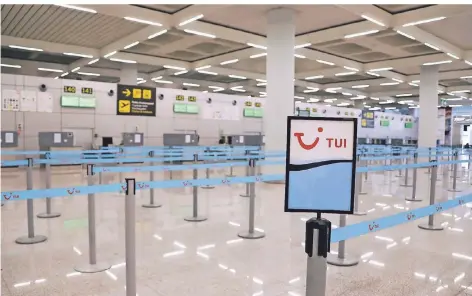  ?? FOTO: DPA ?? Leere Schalter am Flughafen Palma: Die Reisebranc­he ist in Bedrängnis geraten.