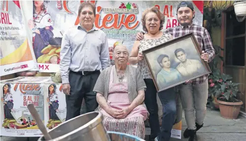  ??  ?? Desde hace 50 años, el negocio Los Güeros tiene un puesto en el centro de Tulyehualc­o; además, cada año participan en la Feria de la Nieve del pueblo.