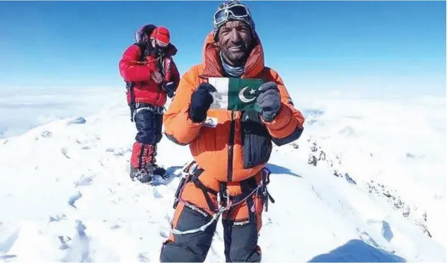  ?? File / Twitter photo ?? ↑
Ali Sadpara holds Pakistan’s national flag during his winter expedition on K2.
