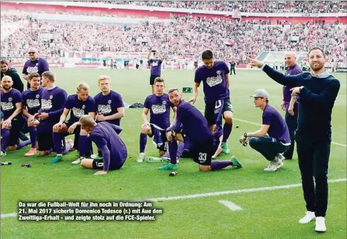  ??  ?? Da war die Fußball-Welt für ihn noch in Ordnung: Am 21. Mai 2017 sicherte Domenico Tedesco (r.) mit Aue den Zweitliga-Erhalt - und zeigte stolz auf die FCE-Spieler.