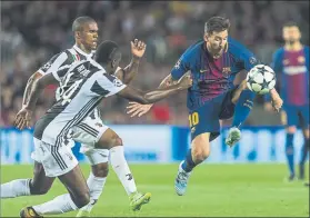  ?? FOTO: PERE PUNTÍ ?? Messi Acrobacia para escapar del marcaje de dos jugadores de la Juventus