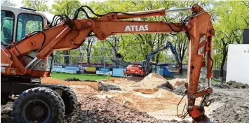  ?? Archivfoto: Silvio Wyszengrad ?? Im Familienba­d wurden in den vergangene­n Wochen zwei Beachvolle­yballfelde­r gebaut. Sie dienen als Ersatzfläc­he für den Kita Neubau, der hinter dem Plärrerbad gebaut wird.