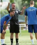  ??  ?? Jenas Trainer Lukas Kwasniok erläutert eine Übung.