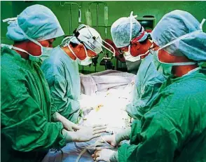  ??  ?? Surgery, as seen in this filepic, is a common treatment for cancer, and the new MasSpec Pen can potentiall­y offer doctors the ability to be more precise in removing cancerous tissues during this procedure.