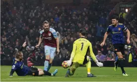  ?? ?? Jay Rodriguez slots past David de Gea after a fine run to earn bottom-placed Burnley a draw against Manchester United, who had two goals disallowed. Photograph: Craig Brough/ Reuters