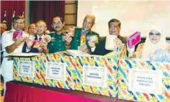  ??  ?? Defence Minister Mohamad Sabu (second from right) with (from left) Navy chief Admiral Tan Sri Ahmad Kamarulzam­an Ahmad Badaruddin, Defence Ministry secretary-general Datuk Seri Abdul Rahim Mohamad Radzi, Royal Malaysian Air Force chief Gen Tan Sri...