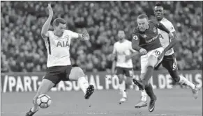  ??  ?? Wayne Rooney van Everton schiet hier op het doel, terwijl een verdediger zijn poging probeert te blokkeren. (Foto: The Guardian)