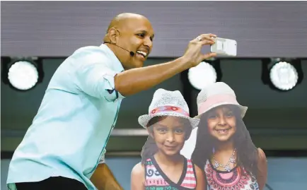  ?? Paul Chinn / The Chronicle ?? Anil Sabharwal snaps a selfie with a cardboard cutout of his daughters to demonstrat­e new features of Google Photos.