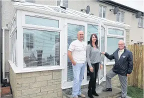  ??  ?? The right choice Tom Callaghan, right, with customers Robert Kirkwood and Samantha Wallace, at their Dalrymple home