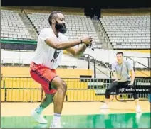  ?? FOTOS: INSTAGRAM JAMES HARDEN ?? Harden se entrena en el Olímpic
James Harden, gran estrella de los Houston Rockets, se encuentra estos días en Barcelona y se está entrenando en el Olímpic de Badalona. El propio jugador lo hizo público con unas fotos publicadas en su cuenta de...