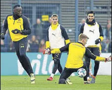  ?? REUTERS ?? Usain Bolt had the chance to show off his football skills on Friday, nutmegging an opponent as he trained with Dortmund.