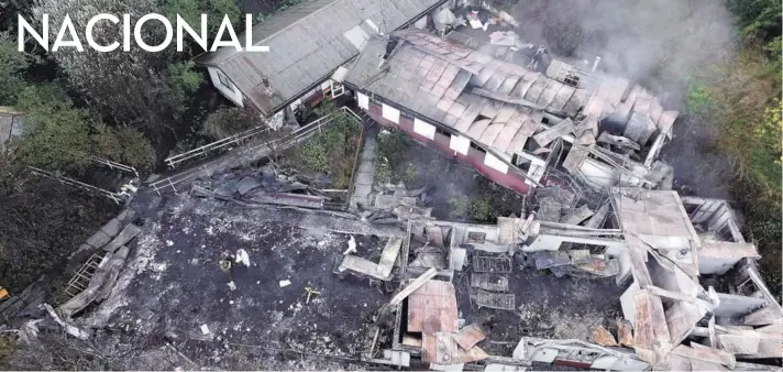  ??  ?? ► Vista aérea del hogar de ancianos Santa Marta, de Chiguayant­e, que ayer quedó destruido tras un incendio donde falleciero­n 10 mujeres.