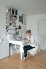  ??  ?? Le bureau joue la carte de la blancheur totale. Le bureau d’Anna Albertine combine élégance et fonctionna­lité : une table, une chaise et des étagères sont tout ce dont elle a besoin pour s’assurer un confort complet pendant ses heures de création.